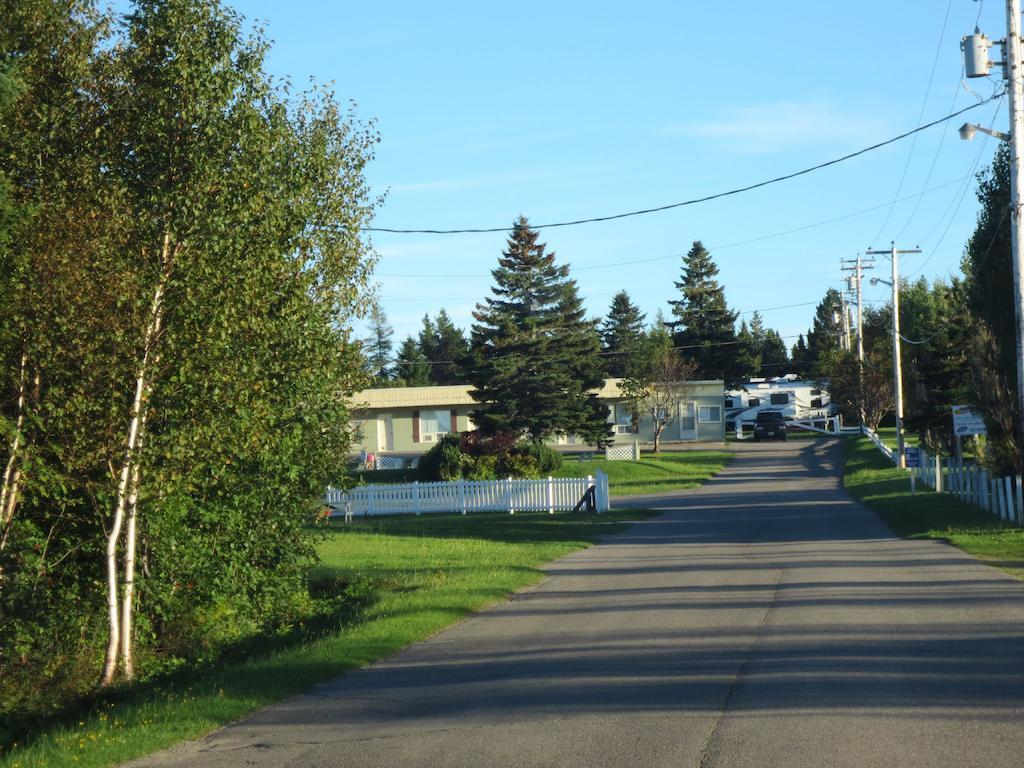 Motel And Camping Colibri Caraquet Exterior photo